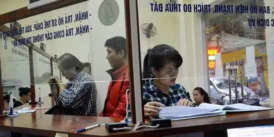 Giao dịch tại Văn phòng Đăng ký đất đai Hà Nội. Ảnh: Thái San