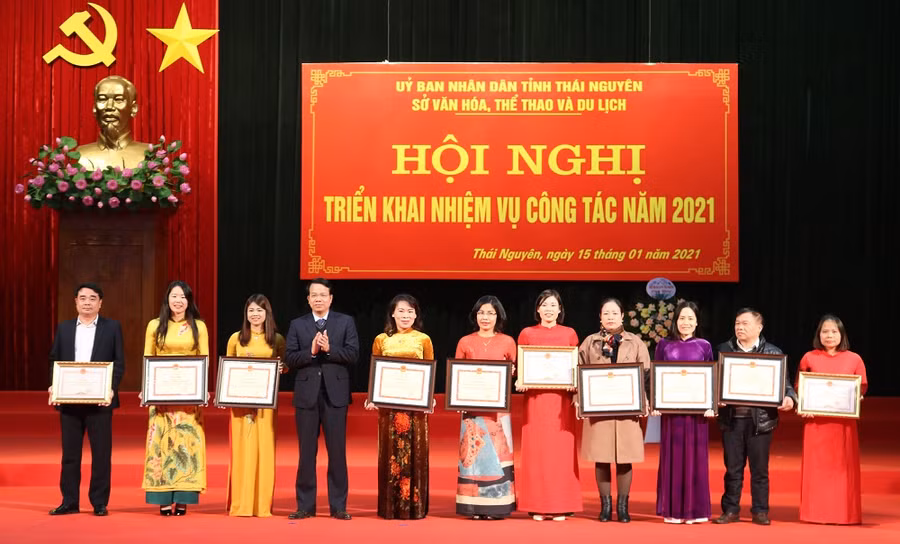 Ông Dương Văn Lượng, Phó Chủ tịch UBND tỉnh Thái Nguyên trao Bằng khen của Bộ trưởng Bộ Văn hóa, Thể thao và Du lịch cho các tập thể, cá nhân có thành tích xuất sắc.