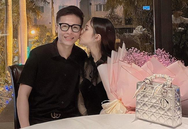 Joyce Phạm khoe quà chồng tặng ngày Valentine, đại gia Minh Nhựa vào bình luận một câu siêu hài