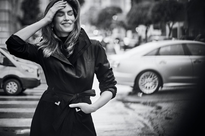 Dưới ống kính của Boo George, Cindy Crawford xuất hiện quá trẻ đẹp với thần thái tươi vui hạnh phúc.