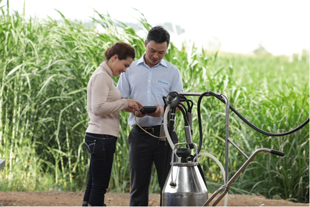 Cô Gái Hà Lan luôn đồng hành cùng chủ nông trại trong việc thu hoạch sữa nguyên liệu tốt. Cô Gái Hà Lan luôn đồng hành cùng chủ nông trại trong việc thu hoạch sữa nguyên liệu tốt.