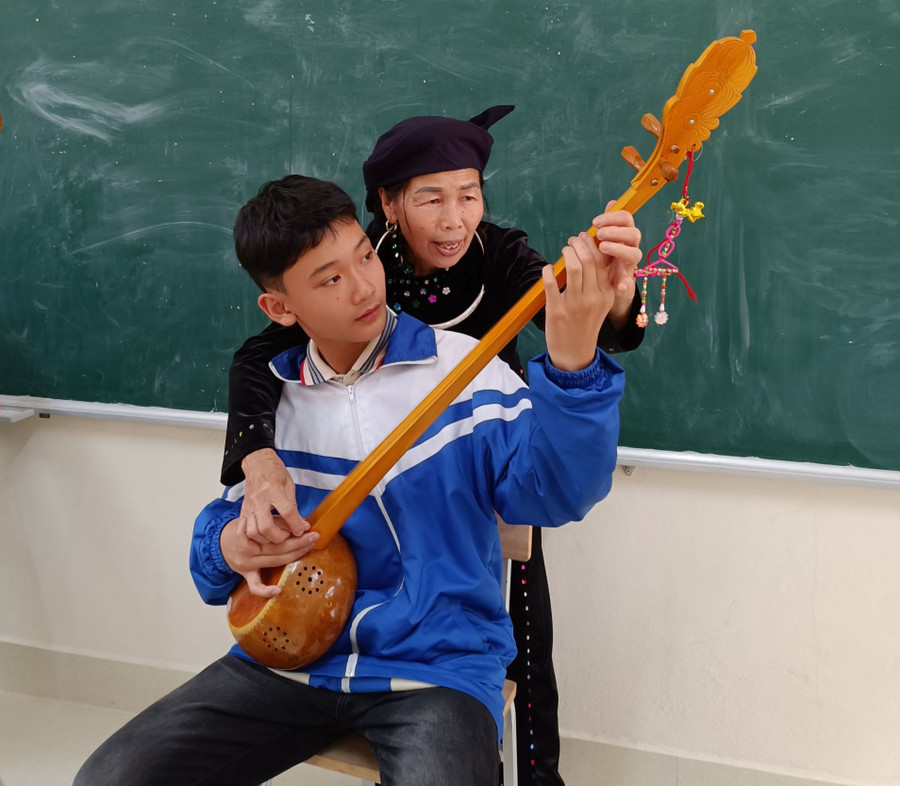 Học sinh Trường Tiểu học &amp; THCS Văn Minh (Na Rì, Bắc Kạn) học đàn tính. Ảnh: NTCC