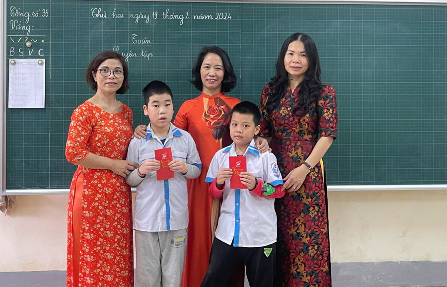 Cô Tống Thị Thanh Bình (giữa), Trường Tiểu học Nam Hà (TP Hà Tĩnh, Hà Tĩnh) trao quà cho học sinh khuyết tật. Ảnh: PH Cô Tống Thị Thanh Bình (giữa), Trường Tiểu học Nam Hà (TP Hà Tĩnh, Hà Tĩnh) trao quà cho học sinh khuyết tật. Ảnh: PH