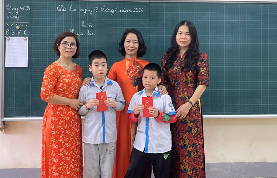 Cô Tống Thị Thanh Bình (giữa), Trường Tiểu học Nam Hà (TP Hà Tĩnh, Hà Tĩnh) trao quà cho học sinh khuyết tật. Ảnh: PH