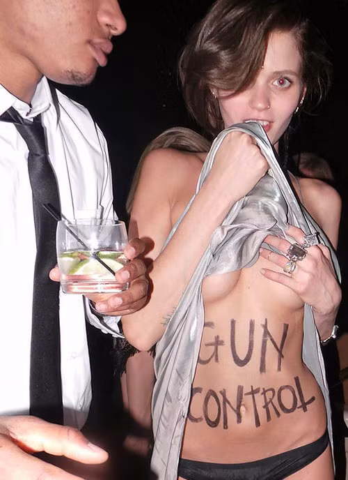 Những hình xăm nơi “hiểm hóc” của các người mẫu ảnh 5