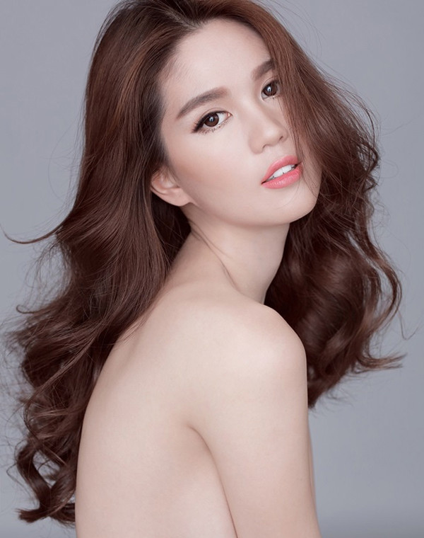 Ngọc Trinh tiếp tục tung hình bán nude đốt mắt