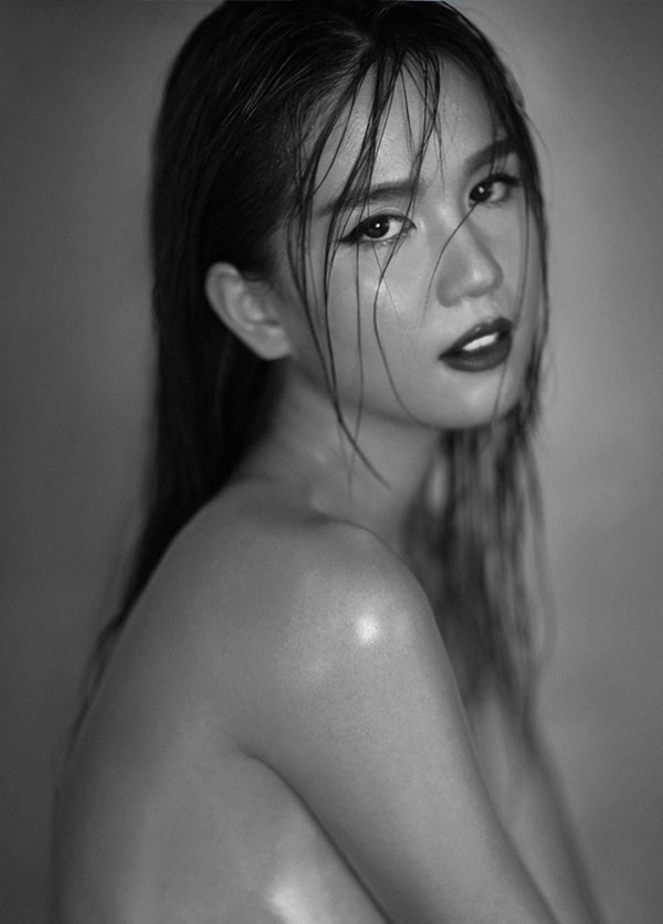 Ngọc Trinh tiếp tục tung hình bán nude đốt mắt