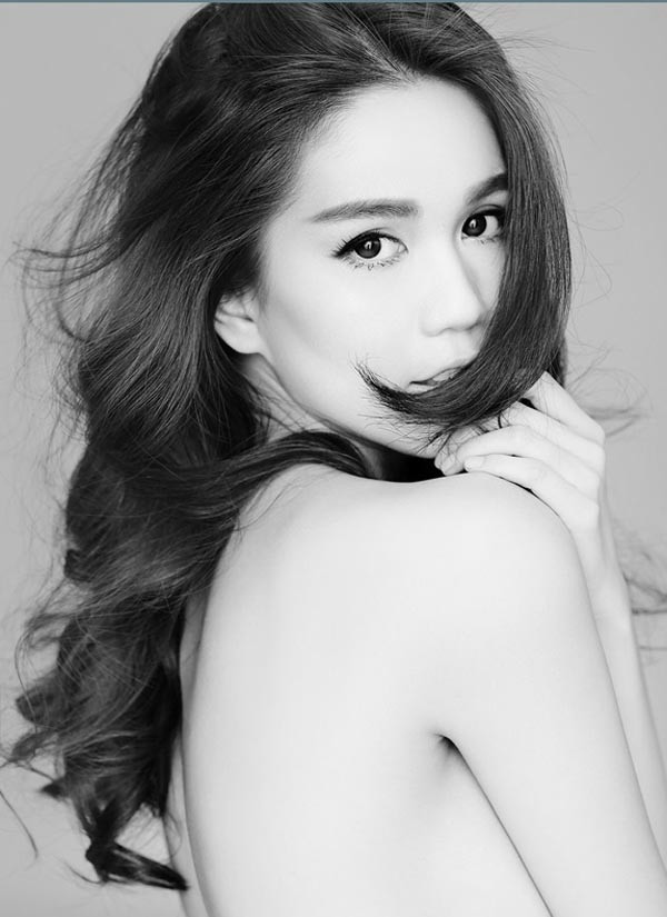 Ngọc Trinh tiếp tục tung hình bán nude đốt mắt