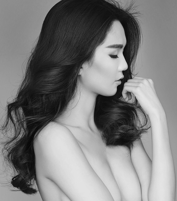 Ngọc Trinh tiếp tục tung hình bán nude đốt mắt