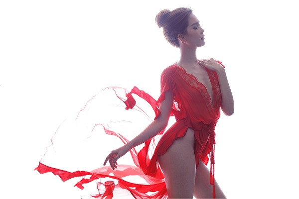 Ngọc Trinh tiếp tục tung hình bán nude đốt mắt