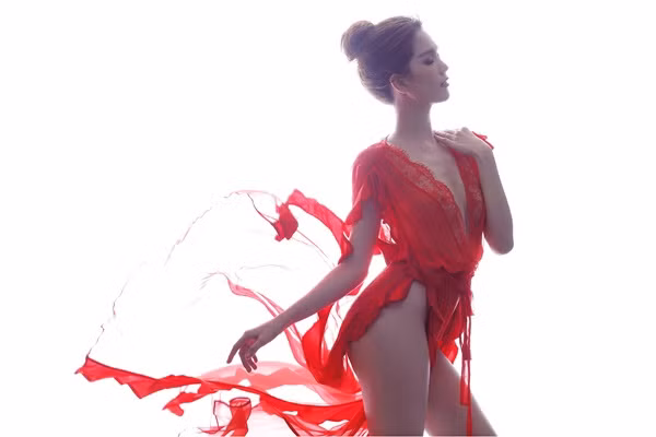 Ngọc Trinh tiếp tục tung hình bán nude đốt mắt