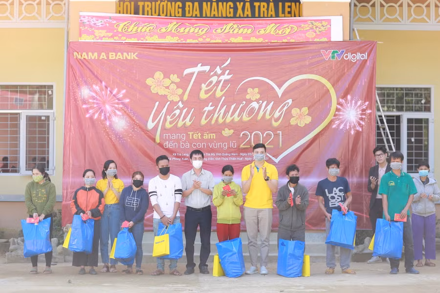 Các đơn vị tặng quà Tết cho bà con tại xã Trà Leng