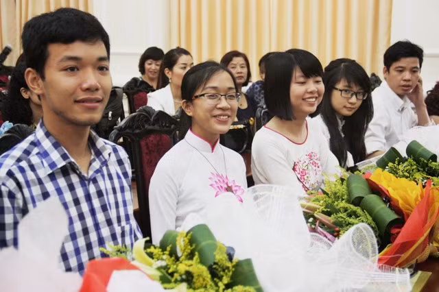 Nguyễn Thị Minh Nguyệt, Nguyễn Phương Trang và các thành viên trong đội tuyển Olympic tiếng Nga quốc tế của Việt Nam 2014 