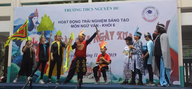 Học sinh lớp 6/5 biểu diễn tiểu phẩm Sơn Tinh, Thủy Tinh