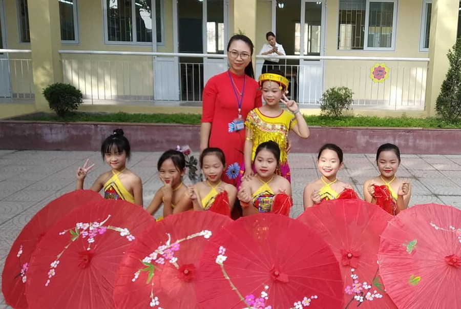 Cô Hà cùng các học sinh Cô Hà cùng các học sinh