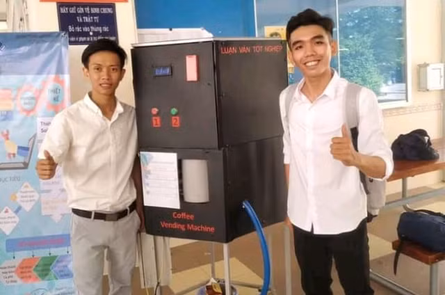 Nhóm SV bên chiếc máy bán cà phê tự động. Ảnh: NVCC.