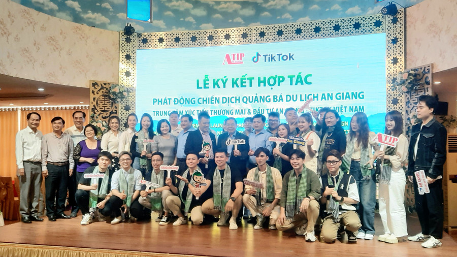 Các TikToker cùng chụp hình lưu niệm. Các TikToker cùng chụp hình lưu niệm.