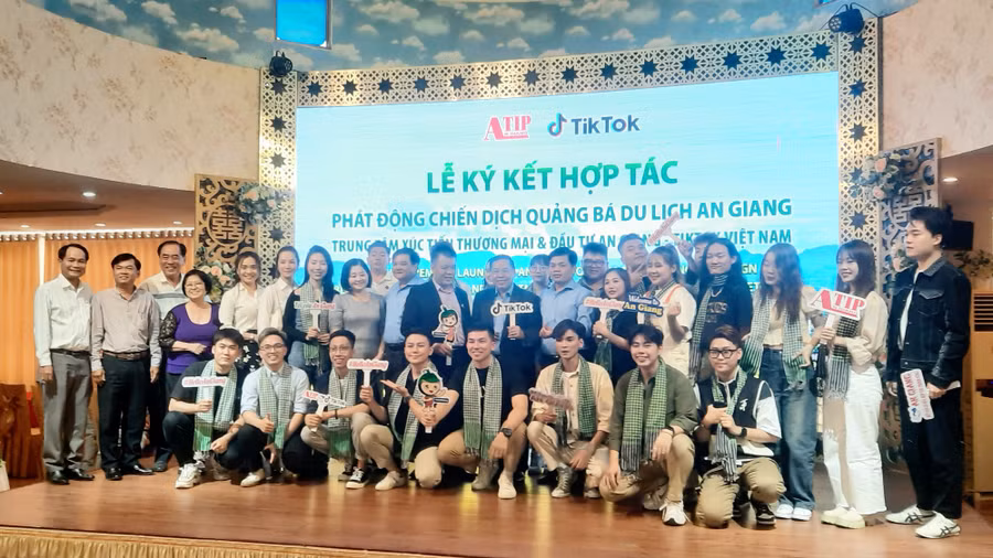 Các TikToker cùng chụp hình lưu niệm.