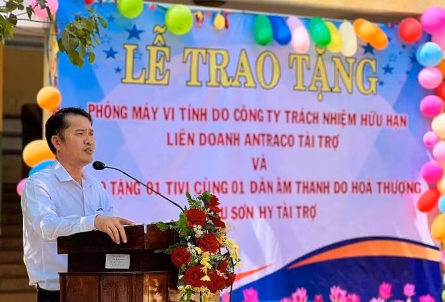 Thầy Trần Văn Dồi - Hiệu trưởng Trường Tiểu học A Lương Phi phát biểu cảm ơn các nhà tài trợ.
