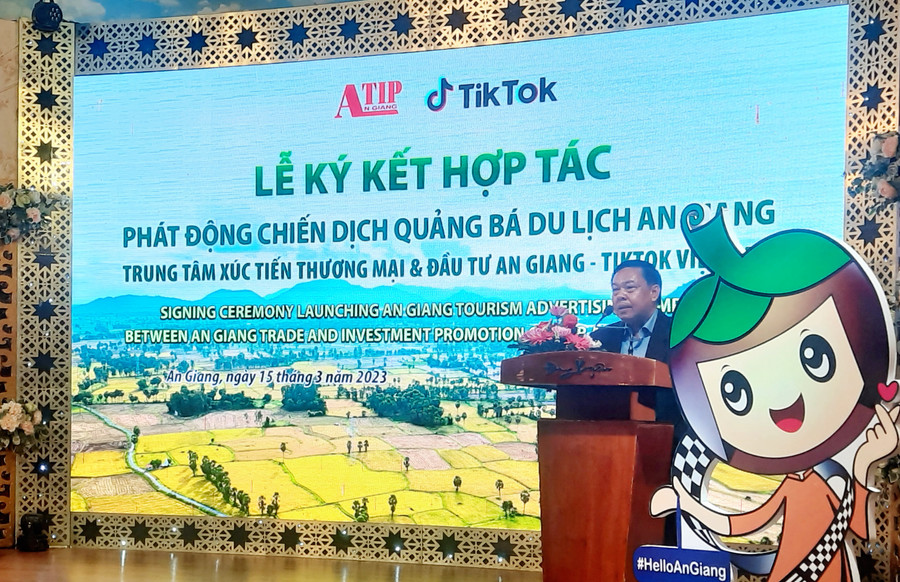 Ông Lê Trung Hiếu - Giám đốc Trung tâm Xúc tiến Thương mại và Đầu tư tỉnh An Giang phát biểu tại Lễ ký kết. Ông Lê Trung Hiếu - Giám đốc Trung tâm Xúc tiến Thương mại và Đầu tư tỉnh An Giang phát biểu tại Lễ ký kết.