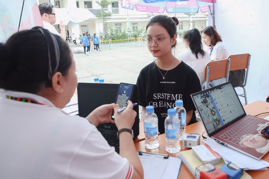 Sinh viên tìm việc tại một ngày hội việc làm ở Hà Nội.