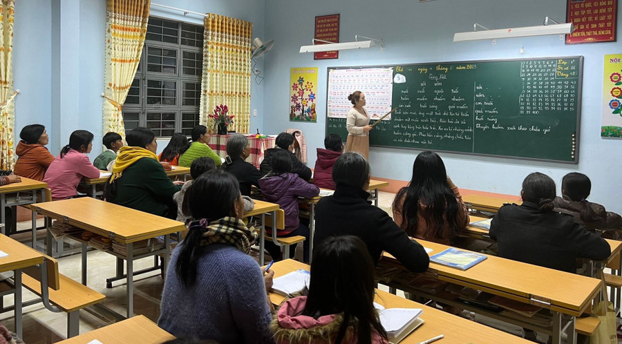 Lớp học xóa mù chữ tại Trường Tiểu học Ngô Quyền. Lớp học xóa mù chữ tại Trường Tiểu học Ngô Quyền.