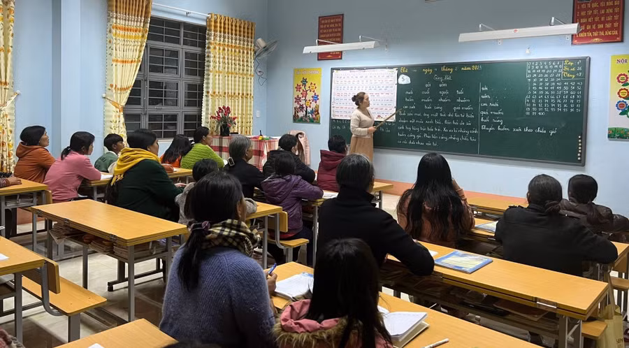 Lớp học xóa mù chữ tại Trường Tiểu học Ngô Quyền.