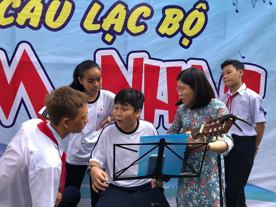 Các thành viên CLB Âm nhạc trao đổi trước khi trình diễn tại sân trường