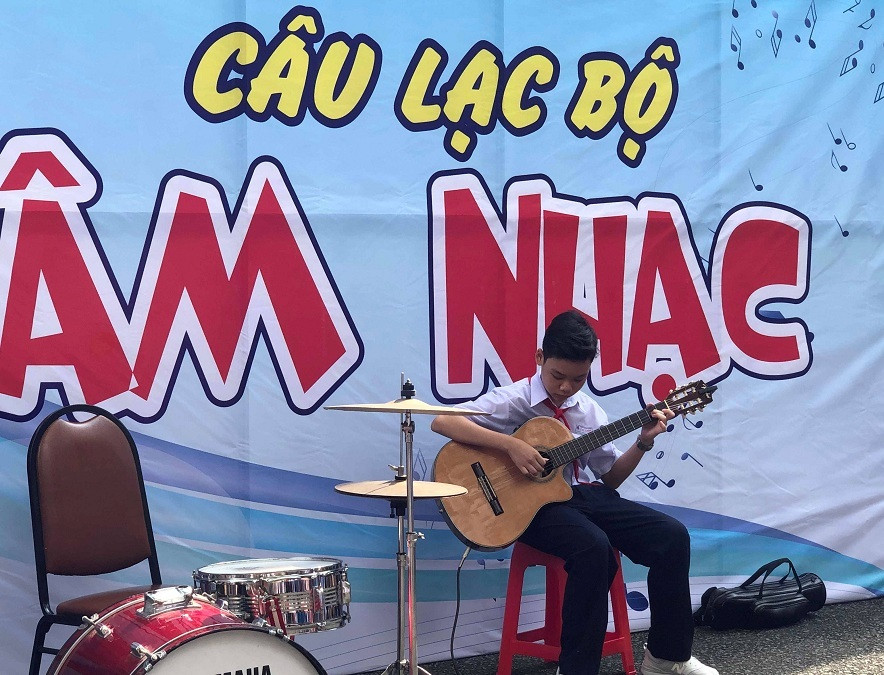 Tiết mục độc tấu ghi-ta của một thành viên CLB