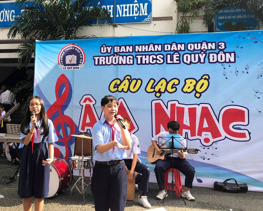 Đôi bạn song ca đầy tự tin
