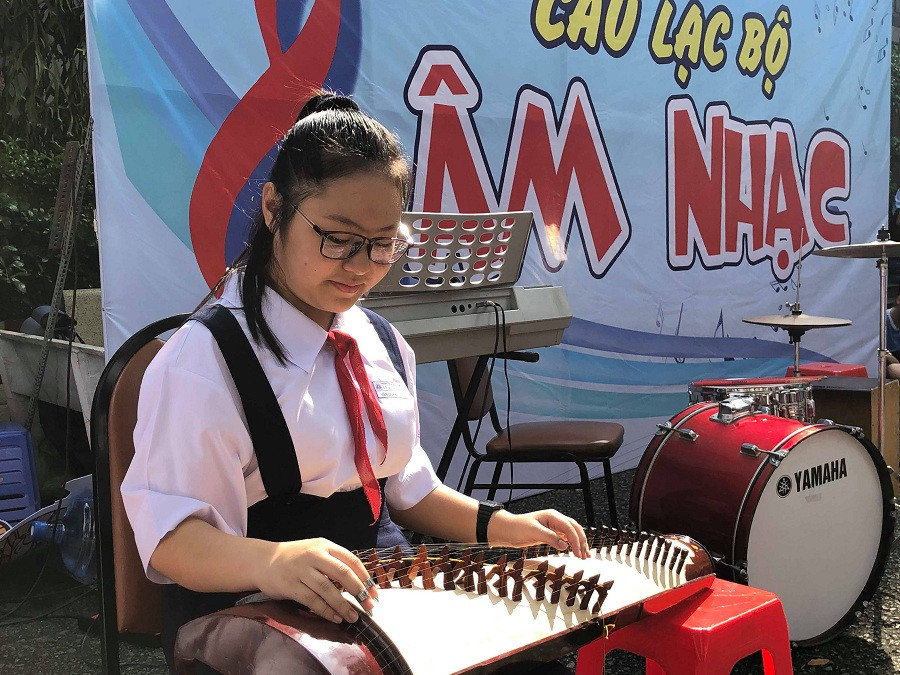 Em Võ Trúc Vân Quỳnh biểu diễn đàn tranh với bài Trống cơm