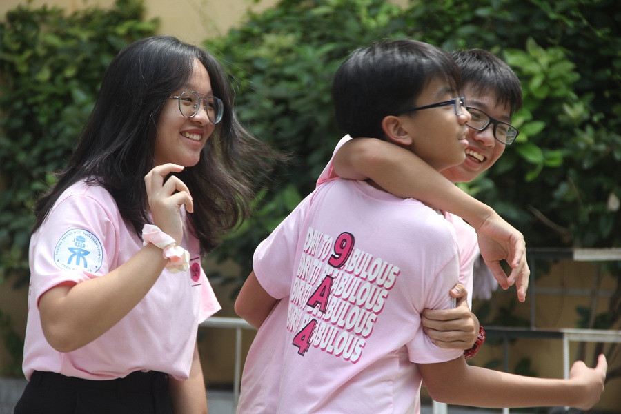 Học sinh tỏ ra rất thích thú với mẫu áo do lớp mình thiết kế