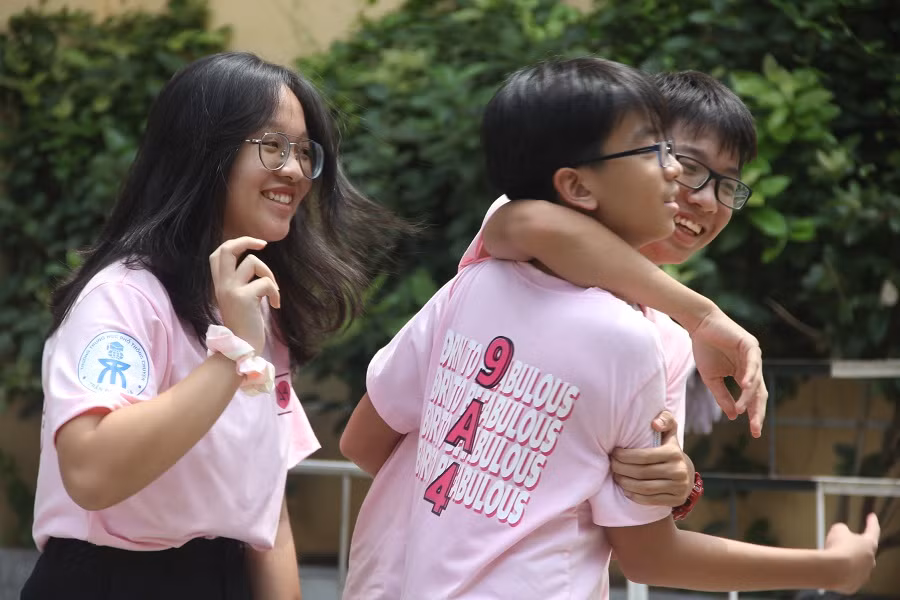 Học sinh tỏ ra rất thích thú với mẫu áo do lớp mình thiết kế Học sinh tỏ ra rất thích thú với mẫu áo do lớp mình thiết kế