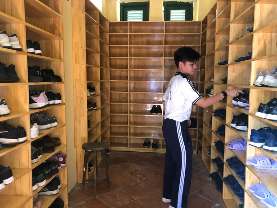 Thư viện trang bị tủ đựng giày dép cho học sinh