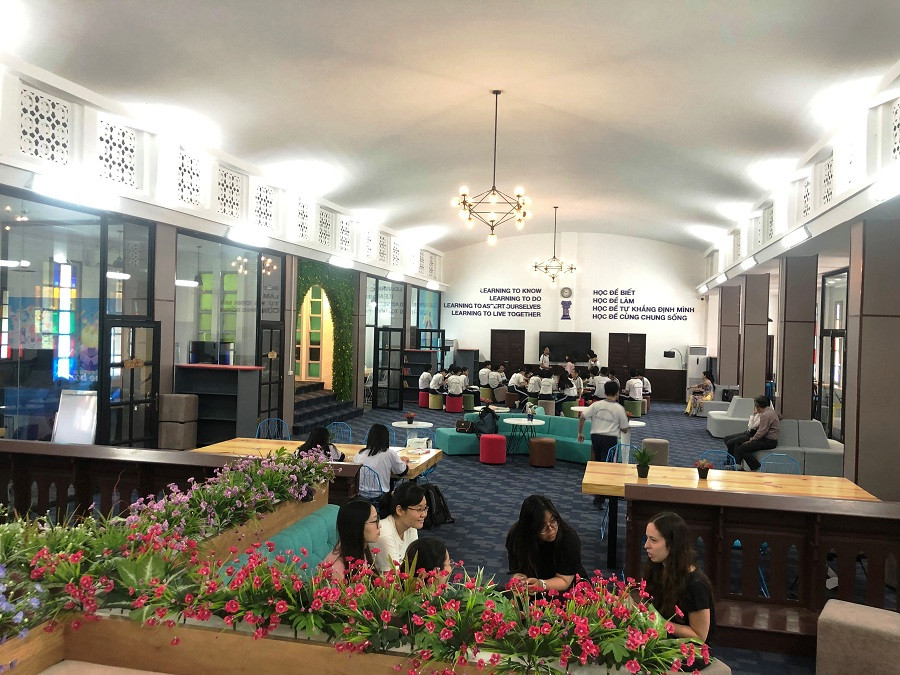 Không gian học tập, đọc sách, học nhóm, trao đổi... tại lầu 2