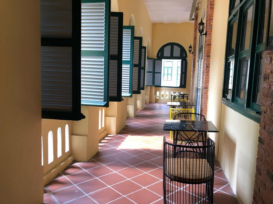 Học sinh có thể ngồi đọc sách, học tập ở hành lang thoáng, rộng của thư viện