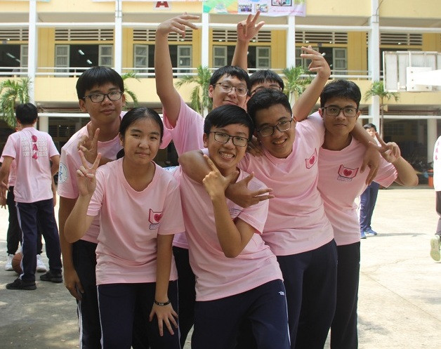 Lớp 9A4 chọn kiểu dáng đơn giản với slogan Sinh ra để tạo nên khí chất của 9A4