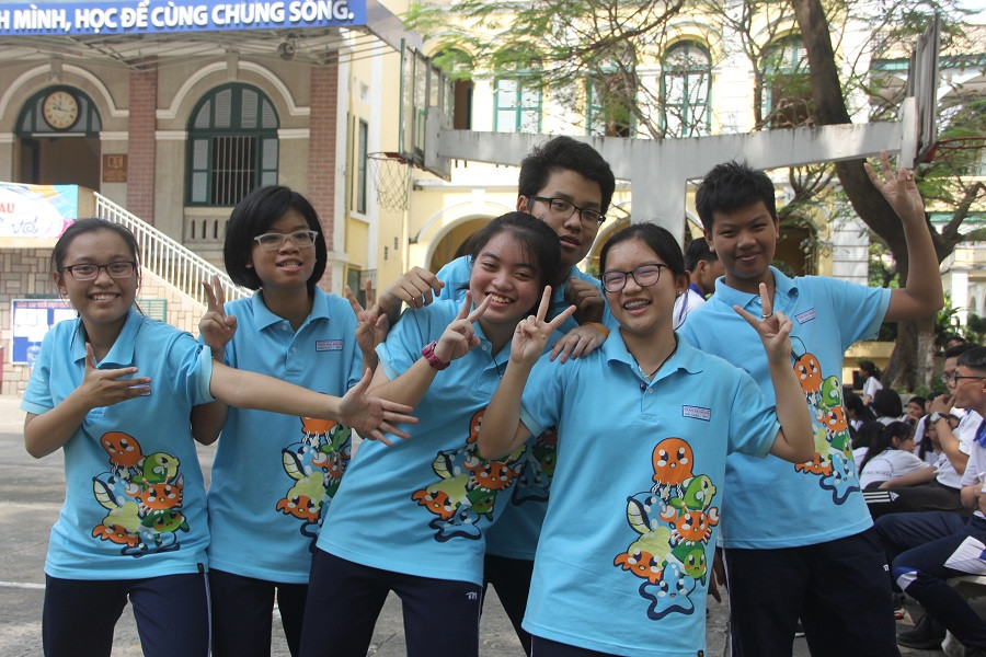 Lớp 8A1 với slogan Muốn đi nhanh hãy đi một mình, muốn đi xa hãy đi cùng nhau. Chiếc áo biểu tượng cho đại dương với nhiều con vật ngộ nghĩnh, đáng yêu