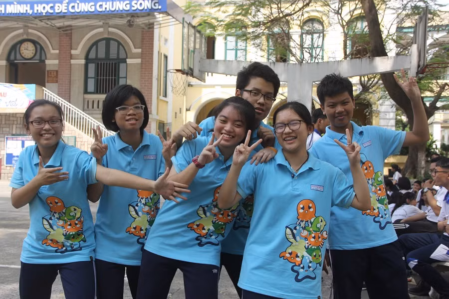 Lớp 8A1 với slogan Muốn đi nhanh hãy đi một mình, muốn đi xa hãy đi cùng nhau. Chiếc áo biểu tượng cho đại dương với nhiều con vật ngộ nghĩnh, đáng yêu Lớp 8A1 với slogan Muốn đi nhanh hãy đi một mình, muốn đi xa hãy đi cùng nhau. Chiếc áo biểu tượng cho đại dương với nhiều con vật ngộ nghĩnh, đáng yêu