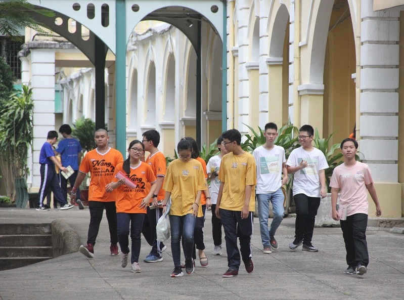 Ngoài đồng phục áo, trường cũng cho học sinh thoải mái lựa chọn quần jeans, quần vải dài để mặc, yêu cầu là gọn gàng, lịch sự, phù hợp với môi trường học đường