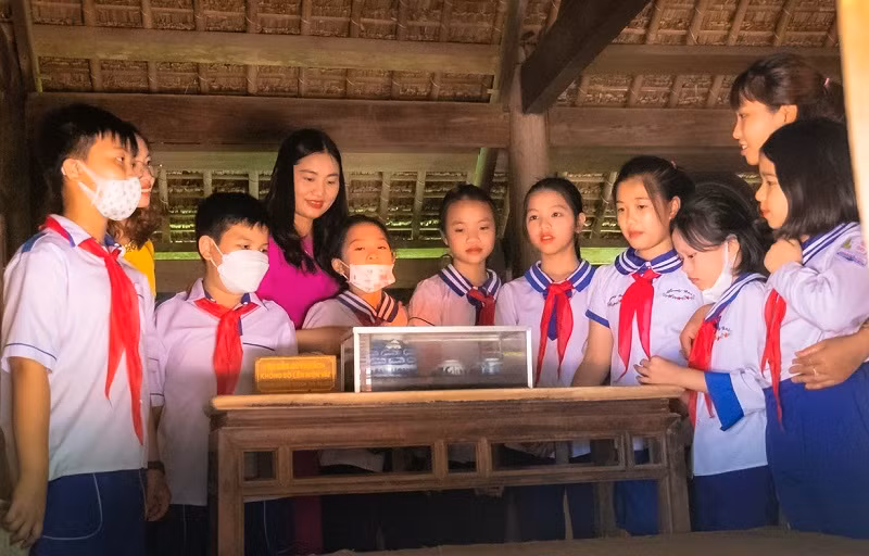 Lắng nghe giới thiệu về các kỷ vật tại nhà cụ Phó bảng Nguyễn Sinh Sắc – thân sinh Chủ tịch Hồ Chí Minh.