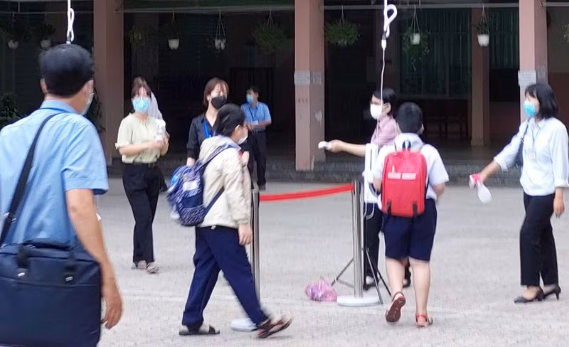 Học sinh Trường Tiểu học Âu Dương Lân (Quận 8, TPHCM) đến trường. Ảnh: TG