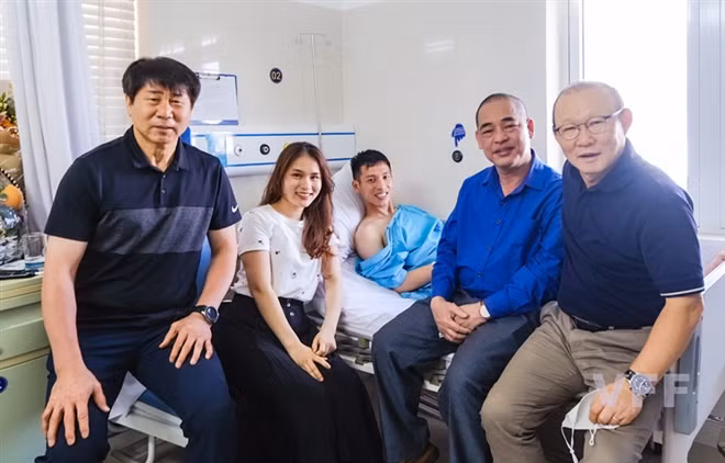 HLV Park Hang Seo và trợ lý Kim Hyun-tae cùng gia đình Hùng Dũng.