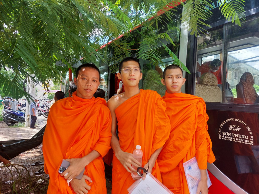 Lâm Giang (đứng giữa) cùng các tăng sinh cho biết làm bài thi tốt. Lâm Giang (đứng giữa) cùng các tăng sinh cho biết làm bài thi tốt.