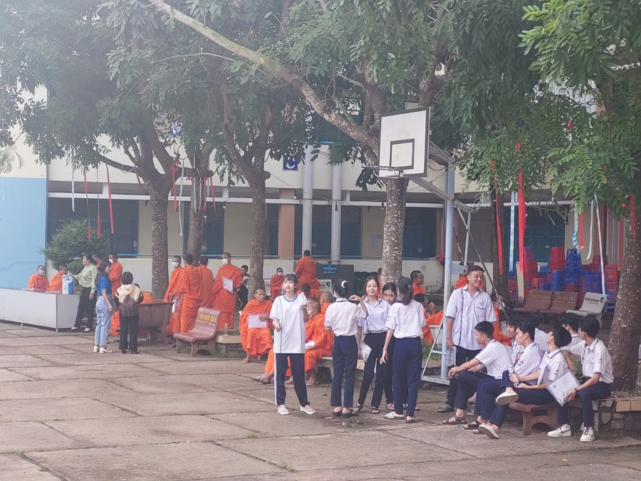 Điểm thi THPT Hoàng Diệu bên cạnh các học sinh THPT còn có các tăng sinh khoác áo cà sa. Điểm thi THPT Hoàng Diệu bên cạnh các học sinh THPT còn có các tăng sinh khoác áo cà sa.