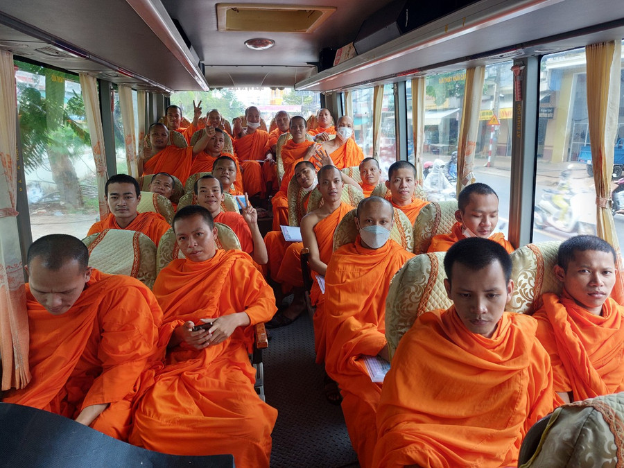 Các tăng sinh được nhà trường bố trí xe đưa đón. Các tăng sinh được nhà trường bố trí xe đưa đón.