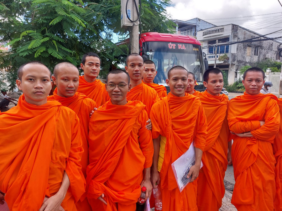 Niềm vui của tăng sinh sau giờ thi. Niềm vui của tăng sinh sau giờ thi.
