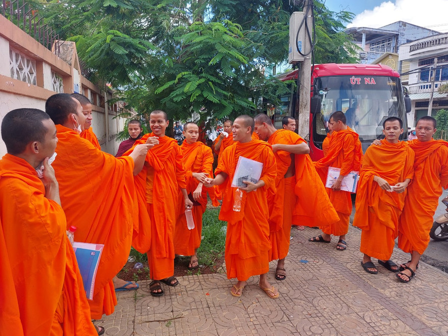Các tăng sinh vui mừng khi làm được bài thi. Các tăng sinh vui mừng khi làm được bài thi.