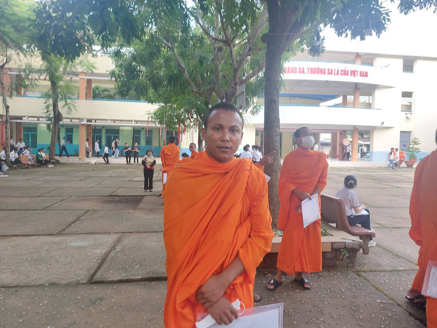 Tăng sinh Lý Tùng Lực cho biết yên tâm dự thi vì được nhà trường, điểm thi hỗ trợ. Tăng sinh Lý Tùng Lực cho biết yên tâm dự thi vì được nhà trường, điểm thi hỗ trợ.