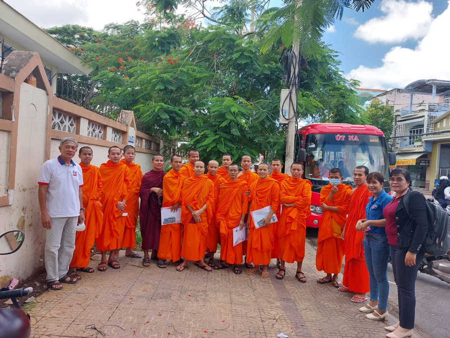 Các tăng sinh phấn khởi chụp ảnh cùng thầy cô và lực lượng tình nguyện viên sau bài thi tổ hợp. Các tăng sinh phấn khởi chụp ảnh cùng thầy cô và lực lượng tình nguyện viên sau bài thi tổ hợp.